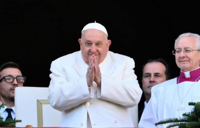 Le pape tombe et se blesse au bras