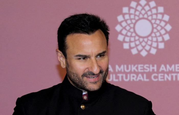 La star de Bollywood Saif Ali Khan a été transportée à l’hôpital après avoir subi plusieurs coups de couteau.