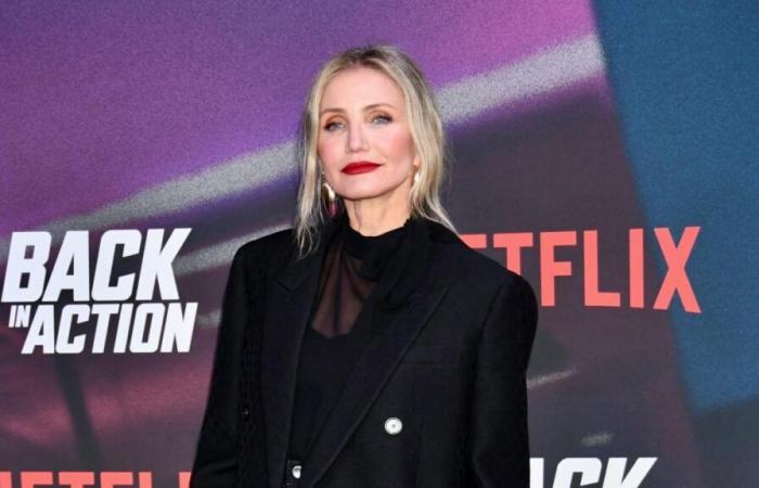 Cameron Diaz en décolleté transparent et manteau chic, elle est superbe pour son retour à l’écran