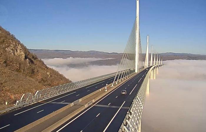 le viaduc de Millau plongé dans un décor de nuages ​​ce 16 janvier 2025