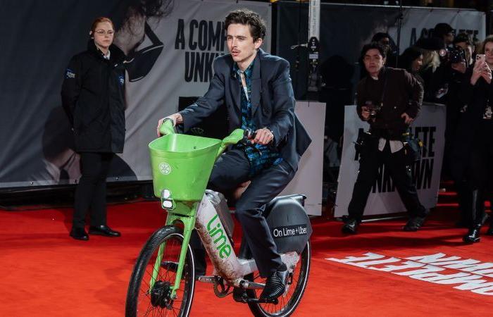 Timothée Chalamet affirme que rouler à vélo à la première de “A Complete Unknown” à Londres lui a coûté une amende de 79 $