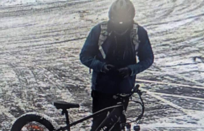 un homme sur un fatbike recherché par la SQ