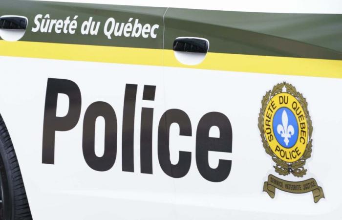 Un mort et un grièvement blessé après une collision entre un autobus scolaire et un véhicule sur l’A-955