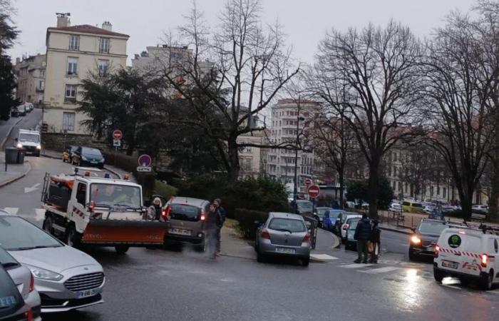 des bus arrêtés à Saint-Étienne et des gens ont quitté la route en Haute-Loire ce jeudi