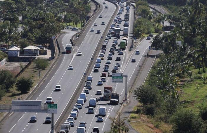 une voiture sur le toit, ralentit vers Saint-Denis