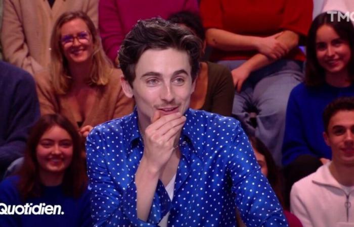 Timothée Chalamet a osé porter une chemise bleue à pois sur le tournage de « Quotidien » et il ne l’a pas choisi au hasard