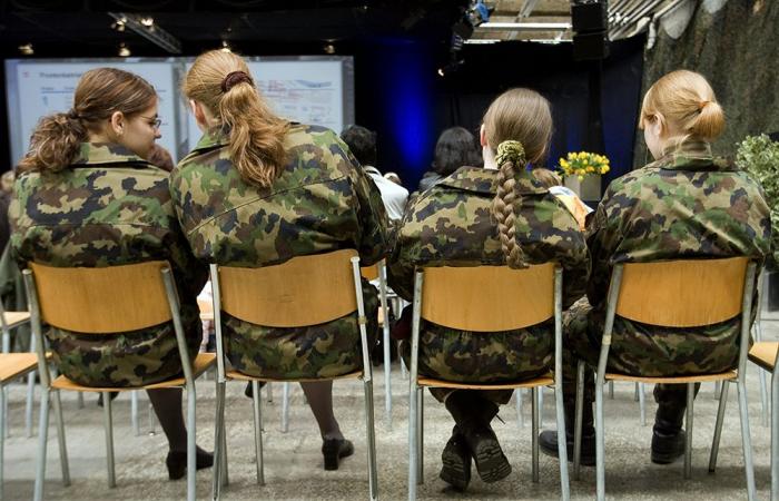 Les Suissesses obligées de se renseigner sur l’armée et le PC