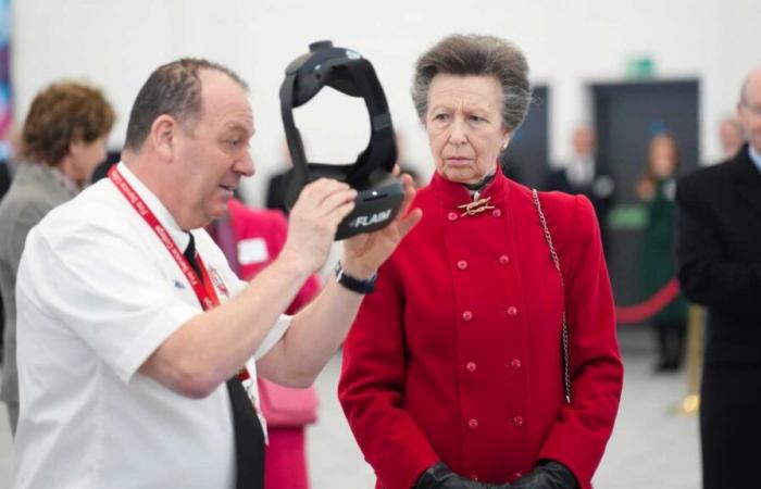 La princesse Anne teste un simulateur d’incendie en réalité virtuelle pour former les pompiers