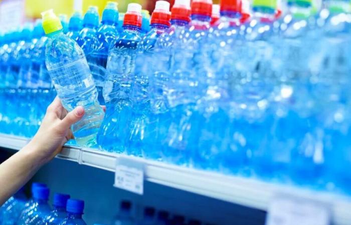 10 eaux en bouteille en France contaminées par des microplastiques, une nouvelle étude tire la sonnette d’alarme