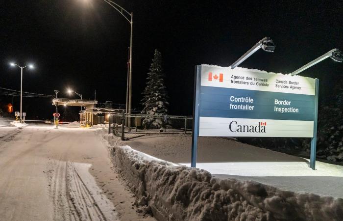 Une barrière, un cadenas et aucun agent à la frontière