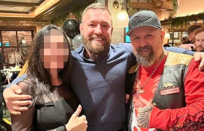 Conor McGregor avec un influent Hells Angels de Trois-Rivières, dans un bar de Dublin, en Irlande