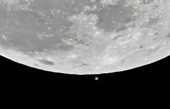 Une incroyable « ligne droite » entre la Terre, la Lune et Mars a illuminé le ciel hier soir