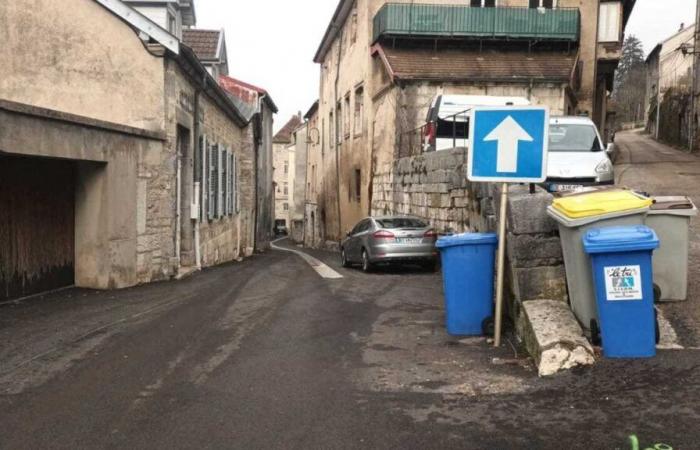 dans cette rue, les habitants ne savent plus où mettre leurs poubelles