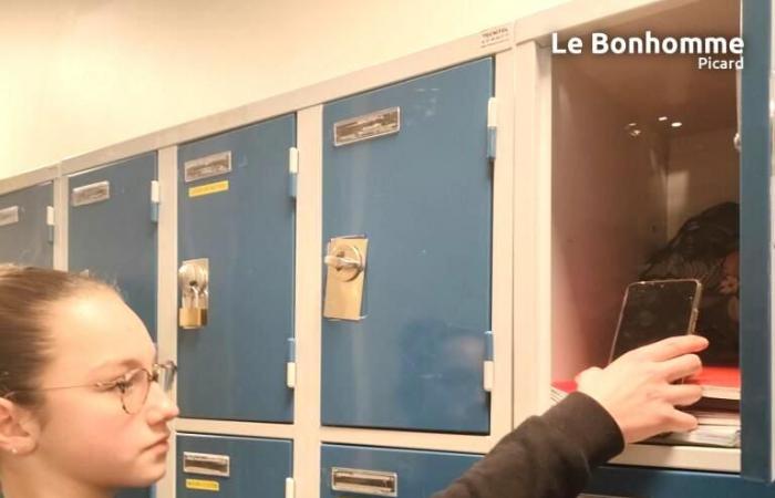 les téléphones portables interdits dans ce collège, confirment les étudiants