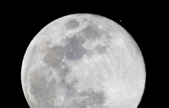 Une incroyable « ligne droite » entre la Terre, la Lune et Mars a illuminé le ciel hier soir