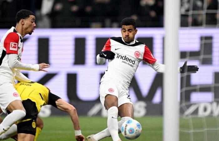 Francfort gagne et bat Dortmund