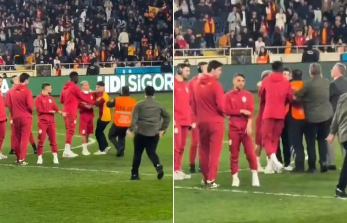 Un supporter est entré sur le terrain et a croisé des joueurs de Galatasaray