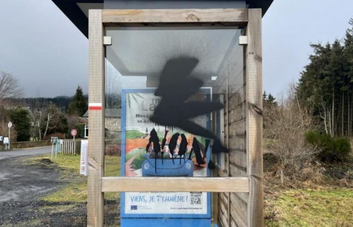 Haute-Loire. À Araules, des tags sur les panneaux et abribus de la Région