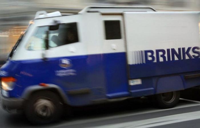 une camionnette de transport de fonds s’ouvre et renverse des boules d’argent sur l’autoroute