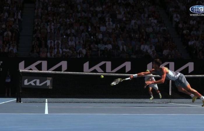 Carlos Alcaraz réalise une volée spectaculaire et triomphe de Nuno Borges au troisième tour