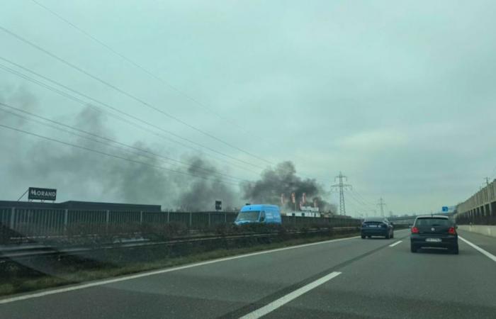 Une voiture en feu enfume tout un quartier près de la sortie A1