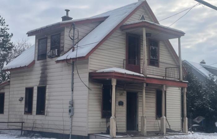 Incendie dans une maison inhabitée à Saint-Jérôme