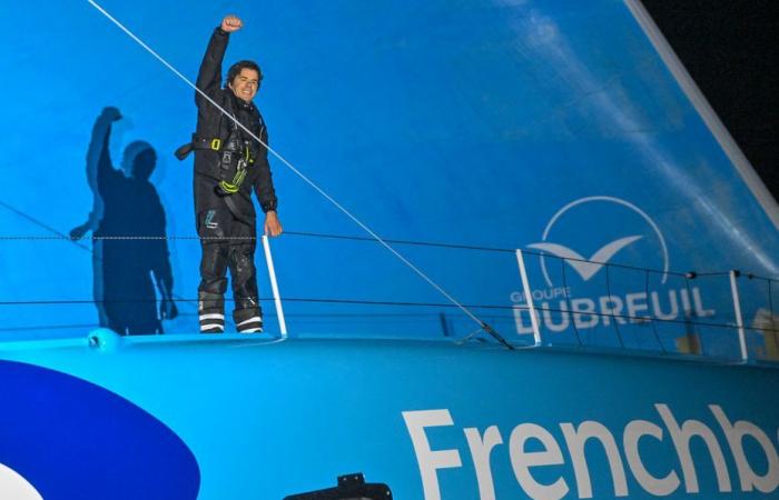 VIDÉO EN DIRECT. Vivez la remontée du canal par Sébastien Simon, 3ème du Vendée Globe derrière Dalin et Richomme