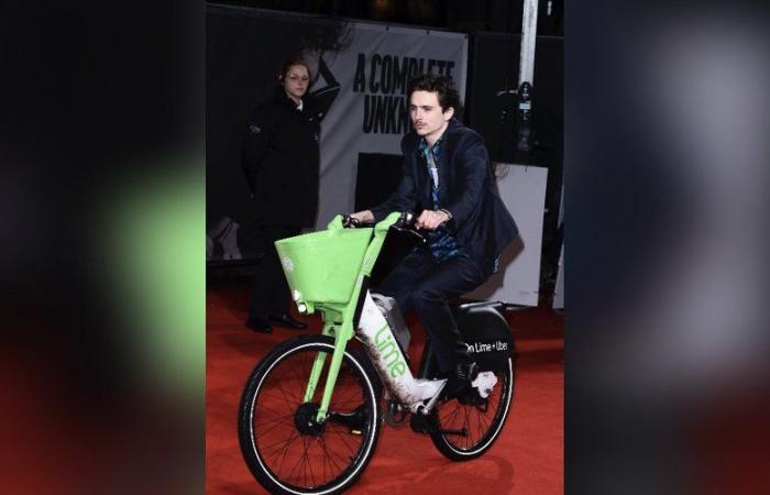 L’acteur Timothé Chalamet arrive sur le tapis rouge en vélo électrique et écope d’une amende