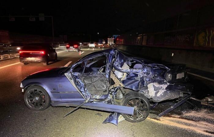 Un camion enfonce un véhicule en panne près de Wettingen