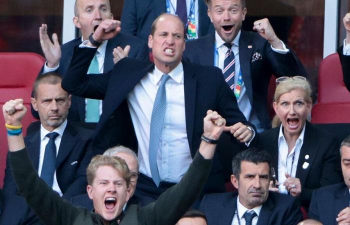 Le prince William offre une tournée de bar aux fans d’Aston Villa