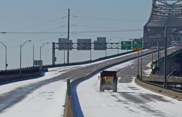 Les écoles et agences de Baton Rouge fermeront mardi en raison de la neige