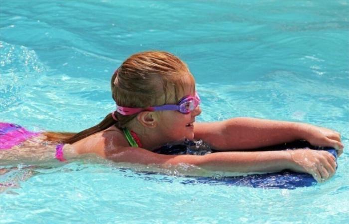 En Vendée, cette piscine propose des cours pas chers pour apprendre à nager aux enfants pendant les vacances