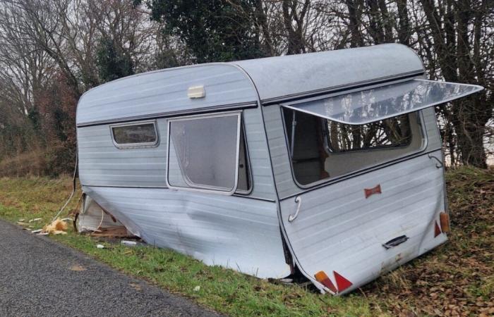 Une caravane abandonnée au bord de la route à la sortie d’Argentan