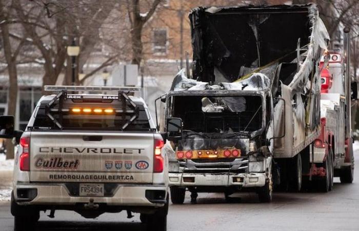 Un camion prend feu après être entré en collision avec un poteau électrique