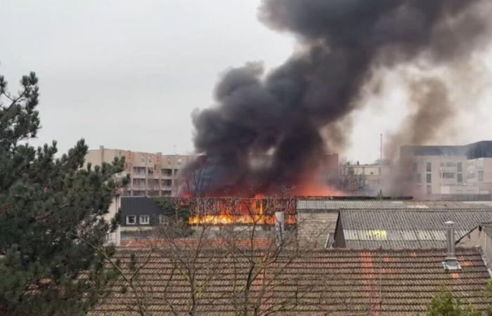 Incendie spectaculaire dans un entrepôt à Aubervilliers