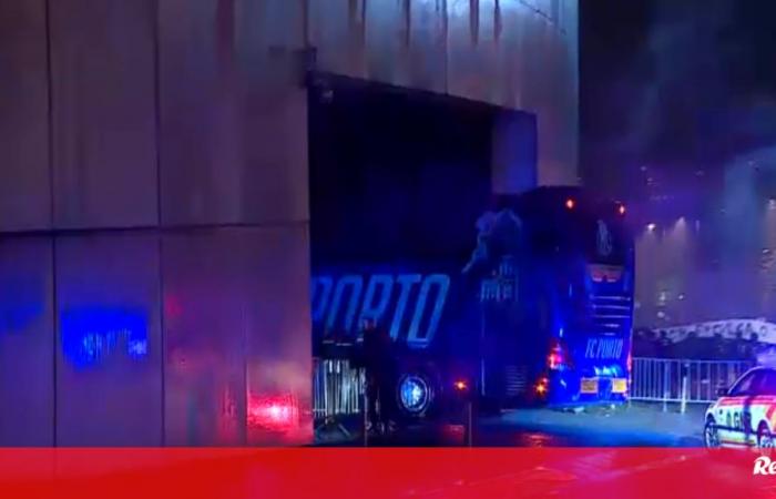 Les ultras du FC Porto reçoivent le bus de l’équipe à Dragão avec des insultes, des torches et des pétards – Vidéos