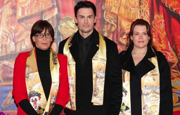 Baptiste Giabiconi rejoint la princesse Stéphanie et Camille Gottlieb pour une sortie au cirque