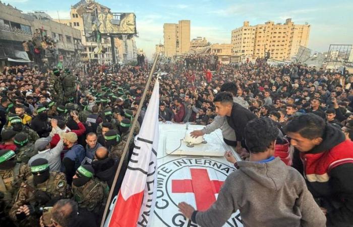 les trois premiers otages israéliens libérés ont été pris en charge par la Croix-Rouge