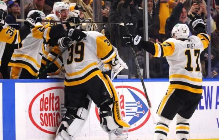 Le gardien des Penguins de Pittsburgh Alex Nedeljkovic marque un but et une passe décisive dans la LNH