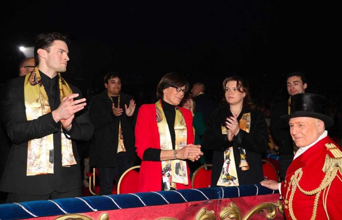 Baptiste Giabiconi rejoint la princesse Stéphanie et Camille Gottlieb pour une sortie au cirque