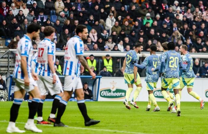 L’Ajax se rapproche d’un point du PSV grâce à une victoire à Heerenveen – Voetbal International