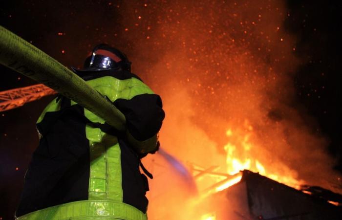 L’ancienne ferme comtoise brûle en pleine nuit, un violent incendie fait un mort dans le Haut-Doubs