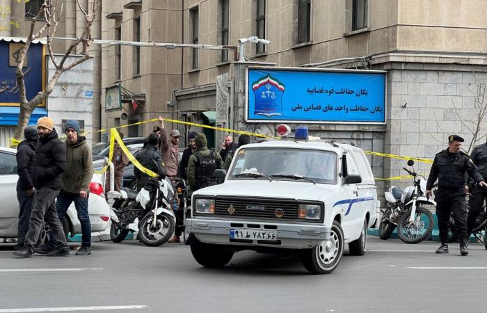 Le monde en bref | Deux juges de la Cour suprême iranienne assassinés ; 217 policiers kenyans supplémentaires en Haïti