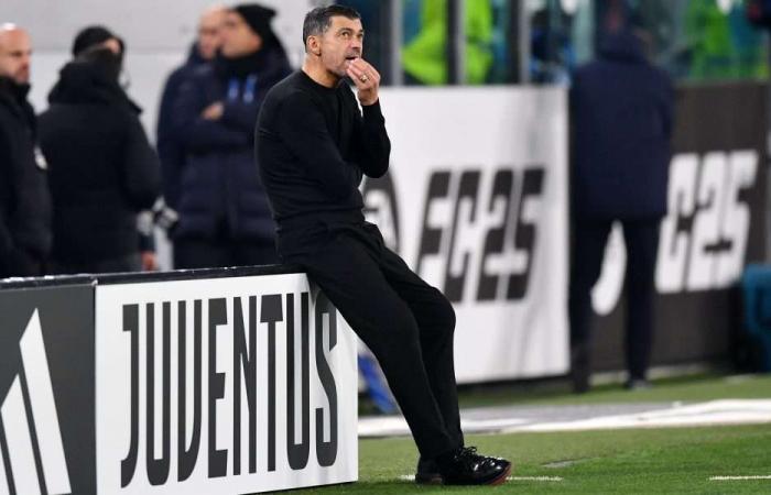 Sérgio Conceição frappe du poing sur la table après la défaite contre la Juventus