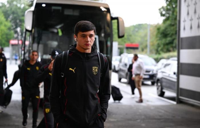 Khusanov pose avec son maillot de Manchester City