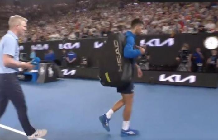 Open d’Australie, Vidéos > Djokovic refuse l’interview de Jim Courier sur le terrain et s’en va sous les sifflets !