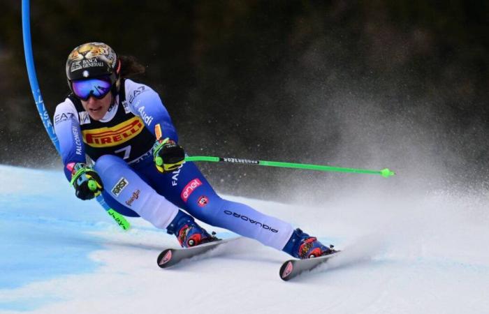 Lara Gut-Behrami et Corinne Suter sur le podium du super G de Cortina, enlevées par Federica Brignone