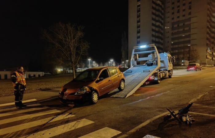 Il emprunte la voiture de son ami et finit par heurter un muret.