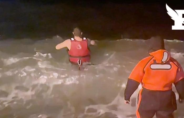 malgré la marée noire, des centaines de Russes se baignent dans les eaux froides de la mer Noire pour l’Epiphanie