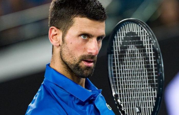 Open d’Australie > « La mission semble impossible alors Djokovic s’empare de tout ce qui peut le rendre ‘mauvais’. C’est un jeu d’échec mental total car il doit battre Alcaraz, Zverev et Sinner pour remporter un 25e Grand Chelem », estime Benoît Maylin